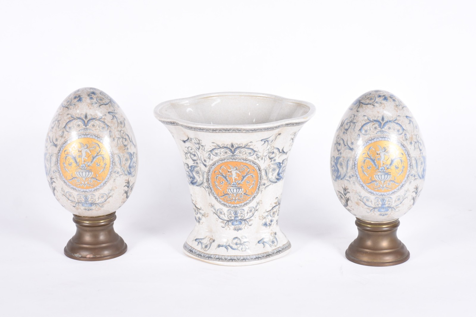 Terno de porcelana composto de vaso e par de pinhas com base de metal. - foto 3 de 5