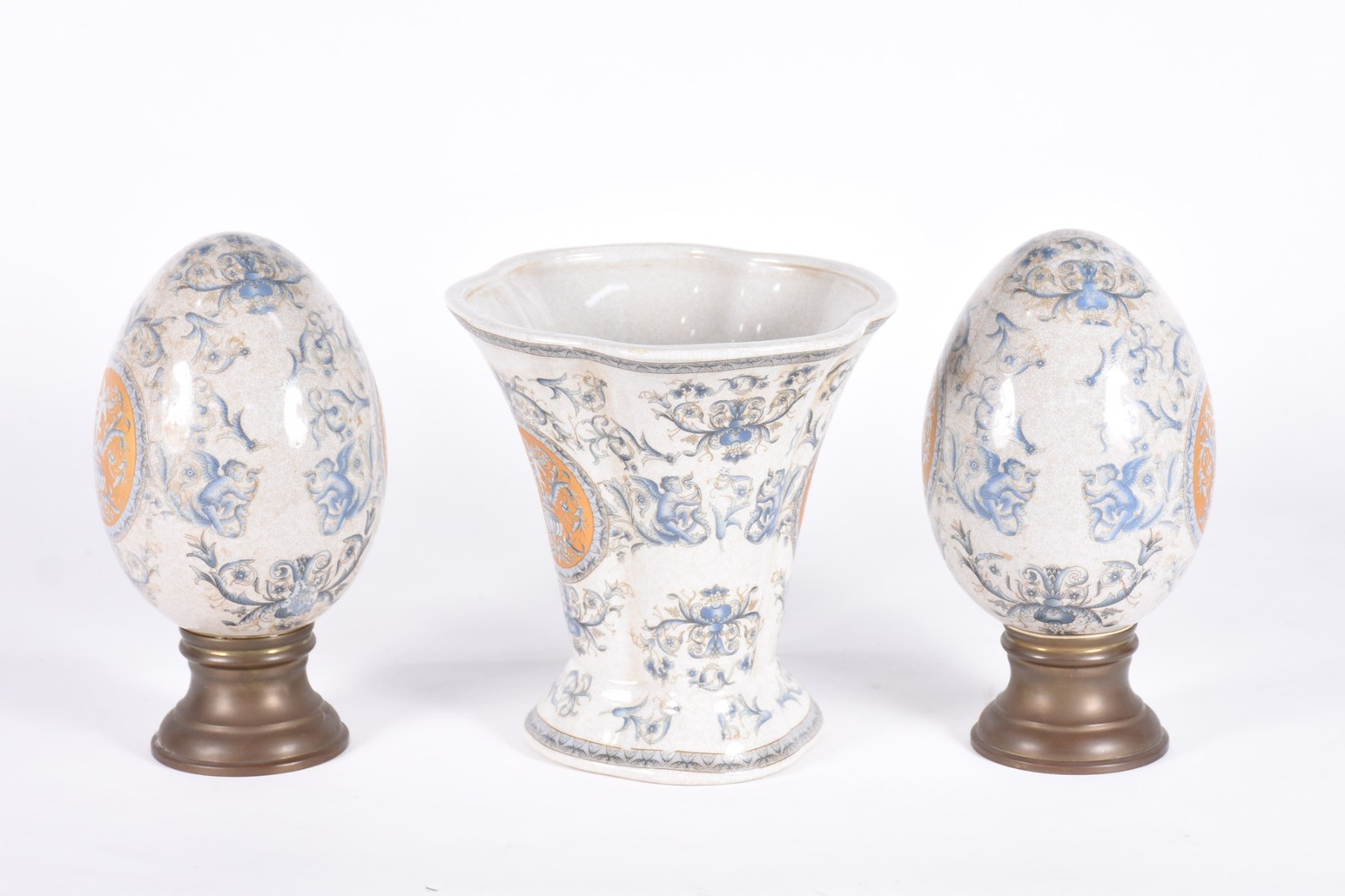 Terno de porcelana composto de vaso e par de pinhas com base de metal. - foto 4 de 5
