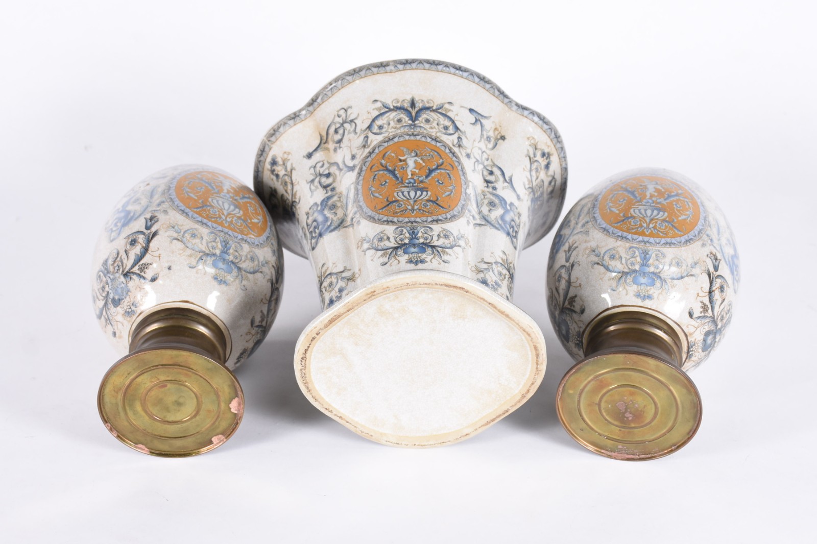 Terno de porcelana composto de vaso e par de pinhas com base de metal. - foto 5 de 5