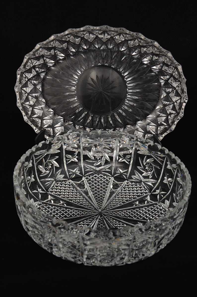 Dois bowls de cristal lapidado (diâmetros 21 e 24 cm).