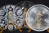 Tres pratos para sobremesa de cristal lapidado.... - Tres pratos para sobremesa de cristal lapidado. Diâmetro do maior 29 cm.