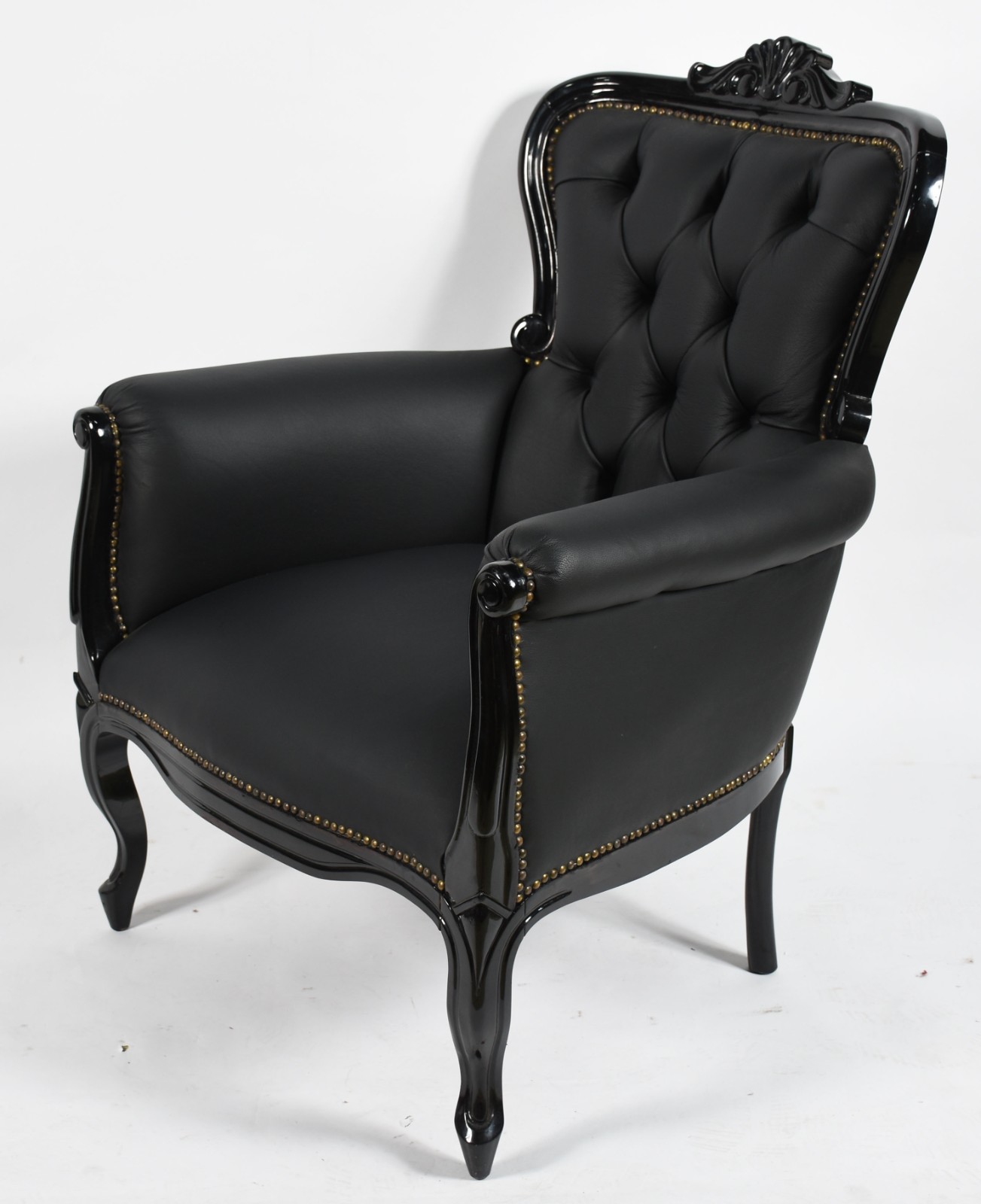 Grande poltrona de madeira nobre laqueada de negro e estofada de... - foto 1 de 4