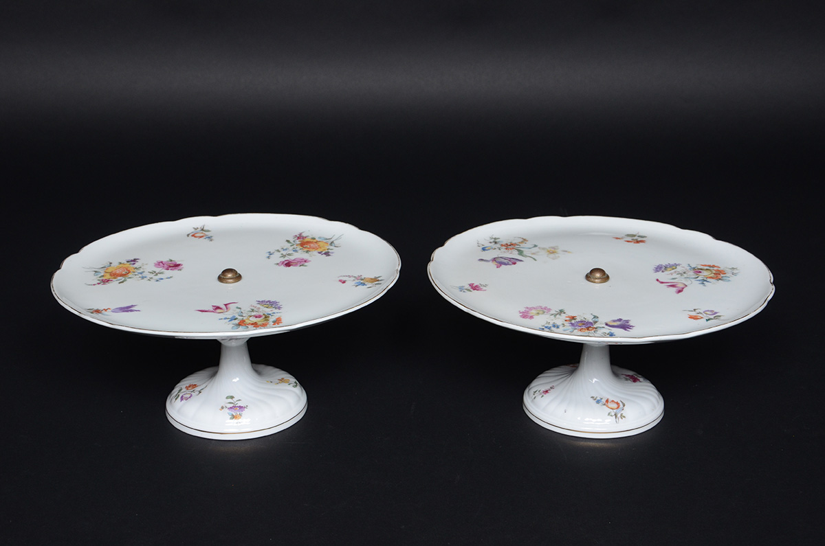 Par de fruteiras de porcelana floral policromada, pés altos. 30 cm...