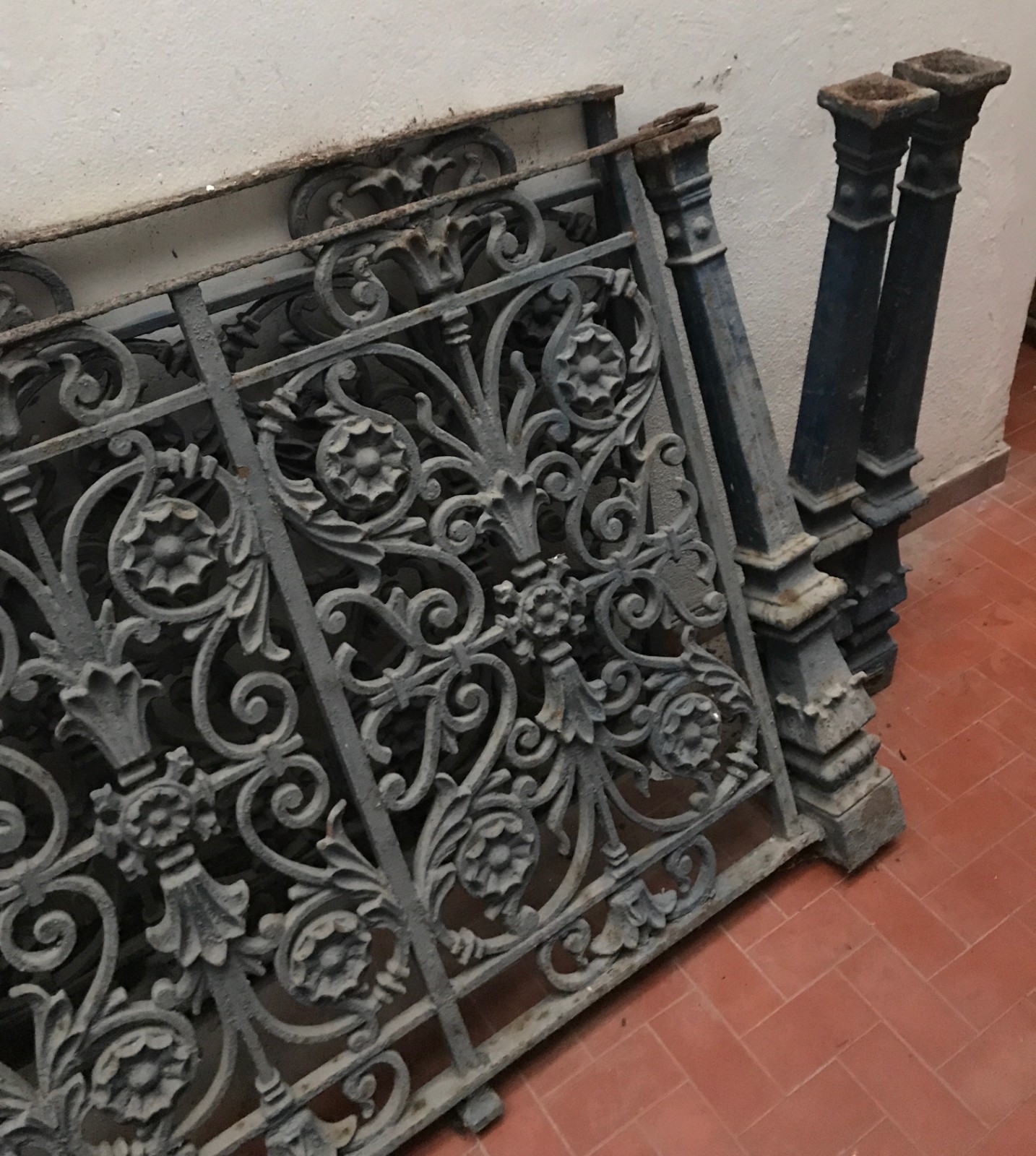 Duas antigas grades de ferro, oxidações. Medida: Altura 96 cm x 212... - foto 3 de 10