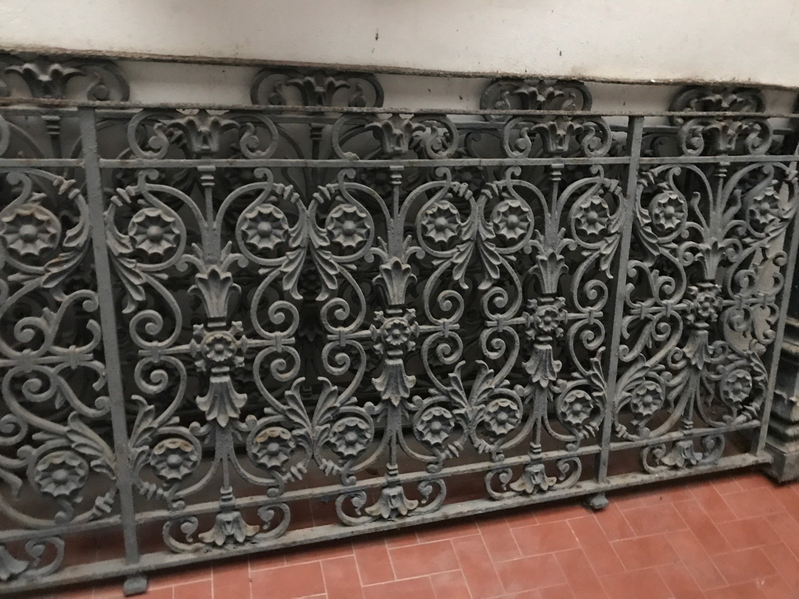 Duas antigas grades de ferro, oxidações. Medida: Altura 96 cm x 212... - foto 4 de 10