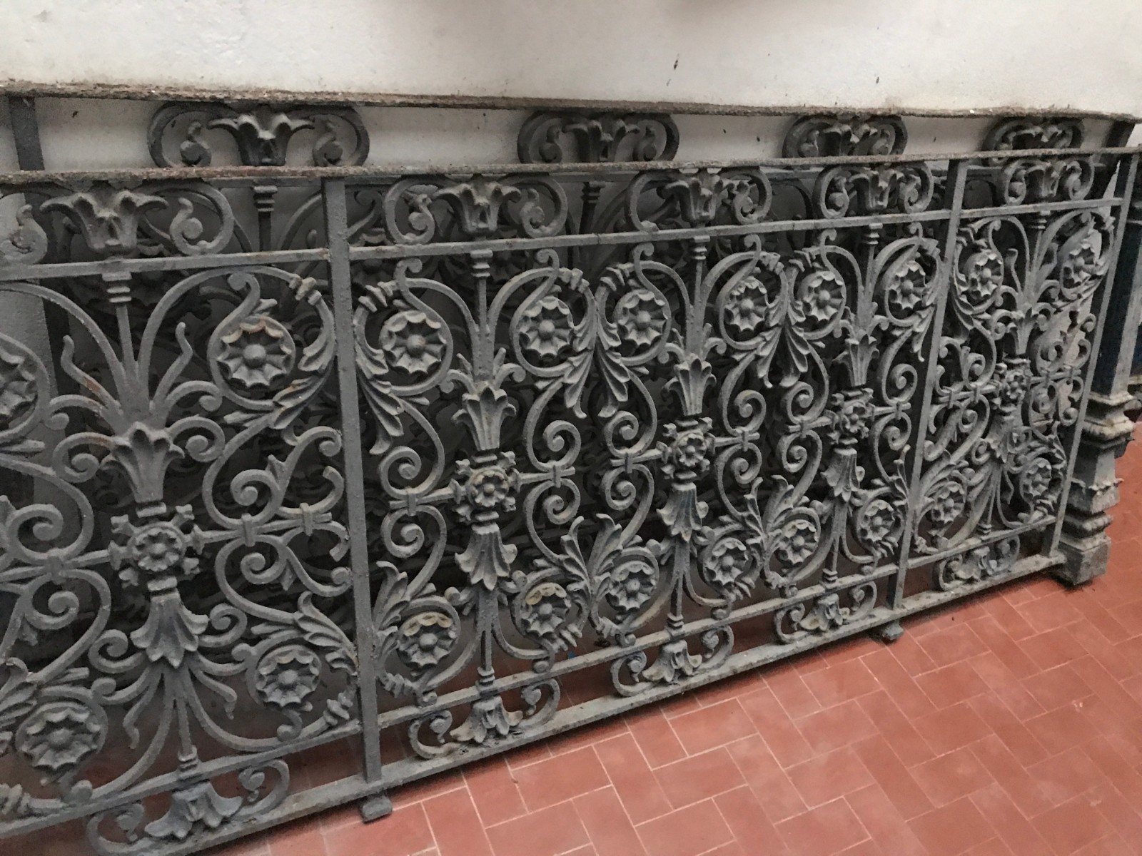 Duas antigas grades de ferro, oxidações. Medida: Altura 96 cm x 212... - foto 5 de 10
