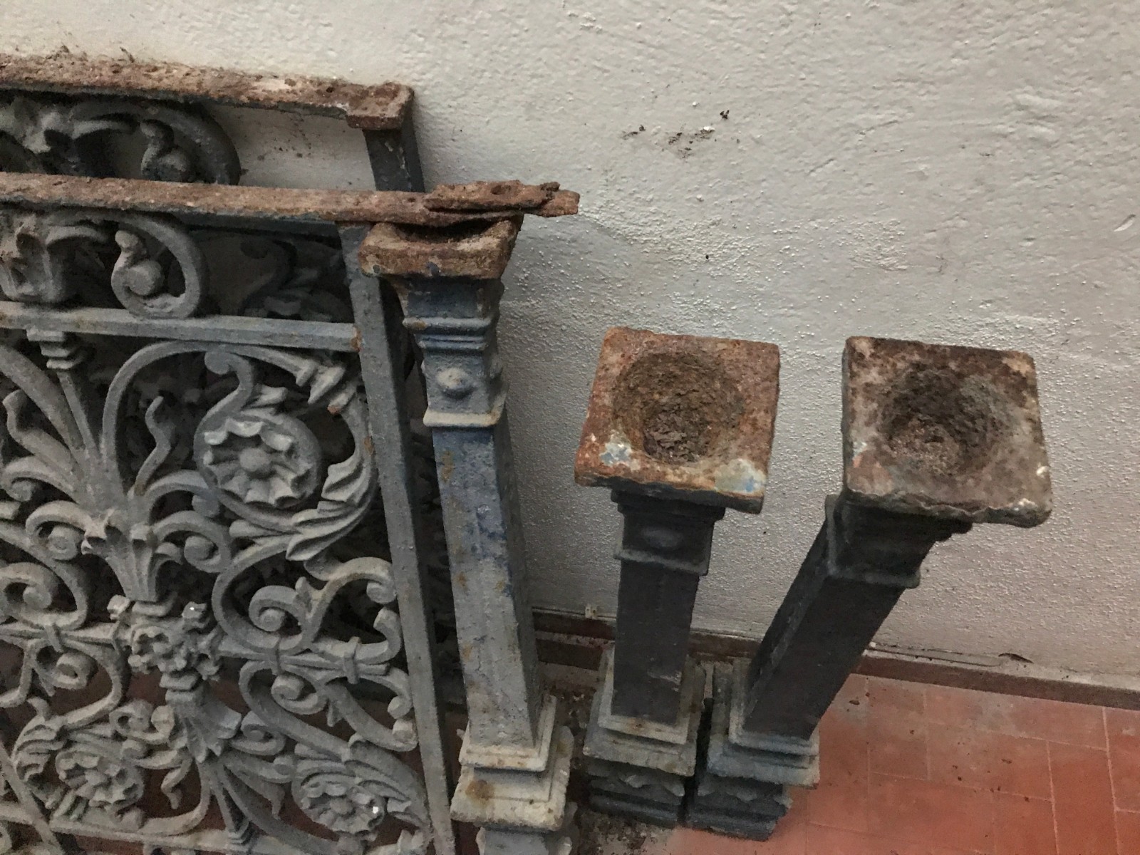 Duas antigas grades de ferro, oxidações. Medida: Altura 96 cm x 212... - foto 6 de 10