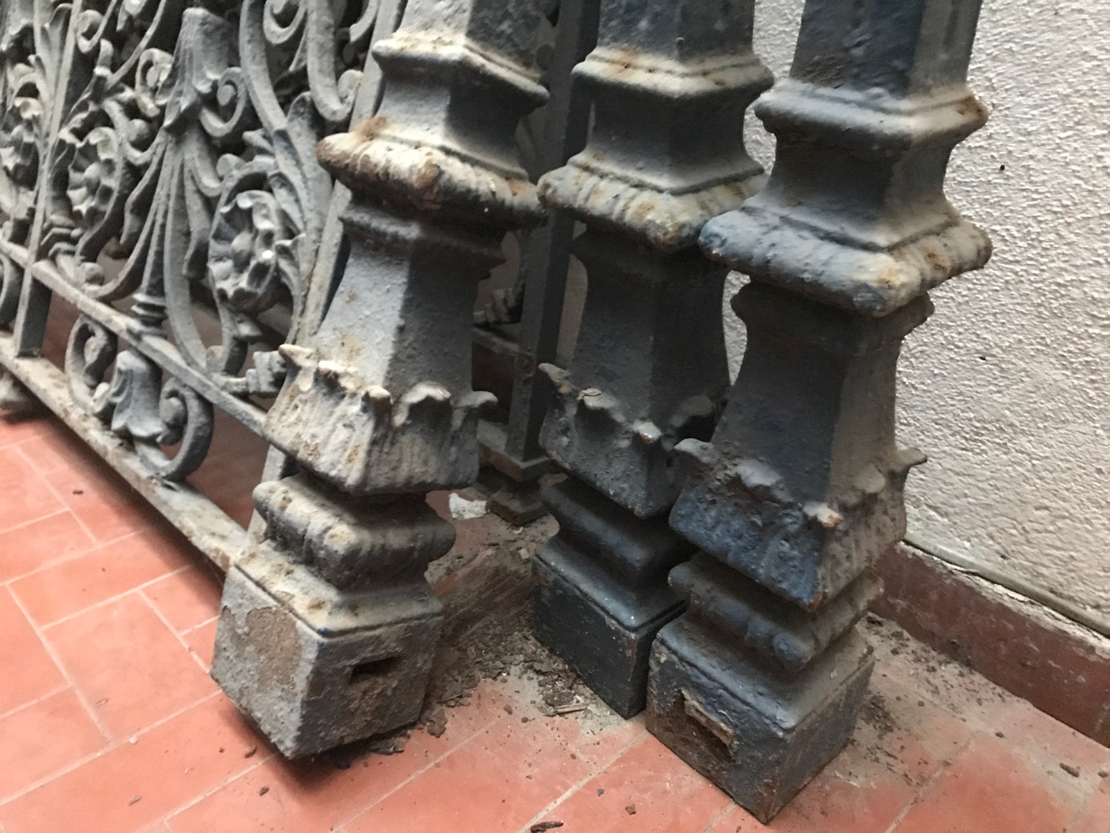 Duas antigas grades de ferro, oxidações. Medida: Altura 96 cm x 212... - foto 7 de 10