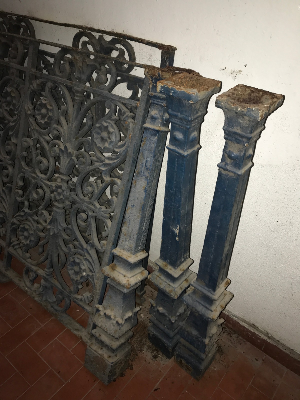 Duas antigas grades de ferro, oxidações. Medida: Altura 96 cm x 212... - foto 8 de 10
