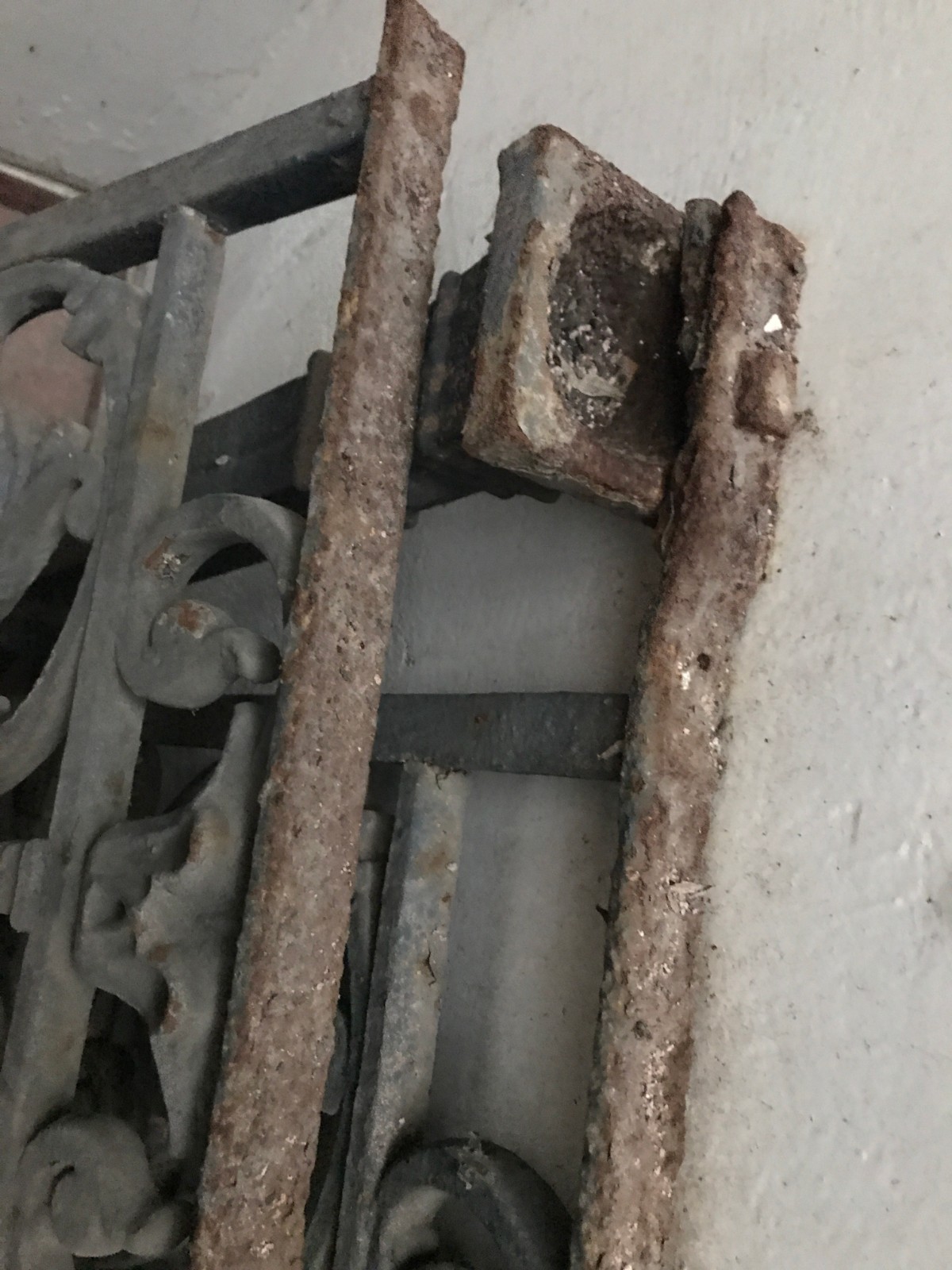 Duas antigas grades de ferro, oxidações. Medida: Altura 96 cm x 212... - foto 9 de 10