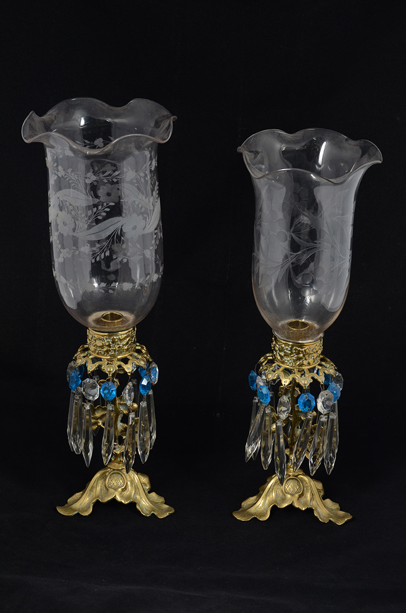 Par de castiçais de metal dourado com mangas de vidro. Altura 43 cm
