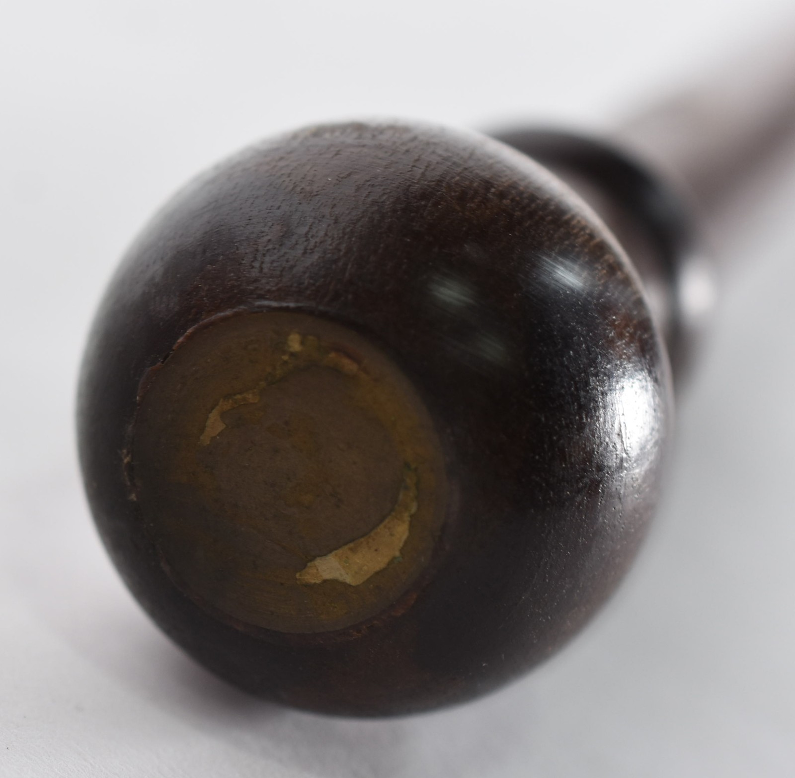 Bengala de madeira nobre, castão com moeda antiga. - foto 1 de 2