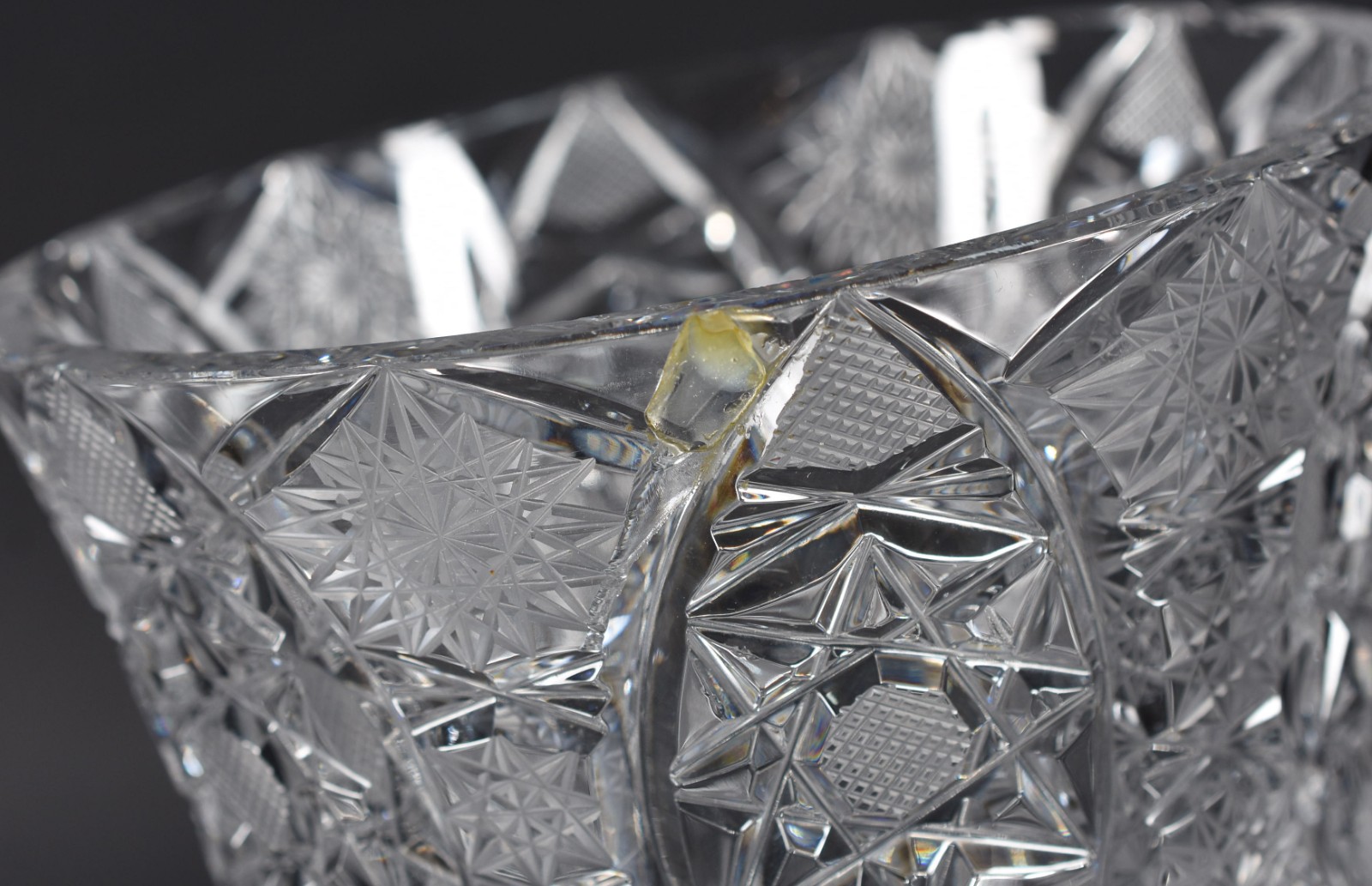 Duas compoteiras de cristal lapidado, uma com lascado na borda e na... - foto 5 de 7