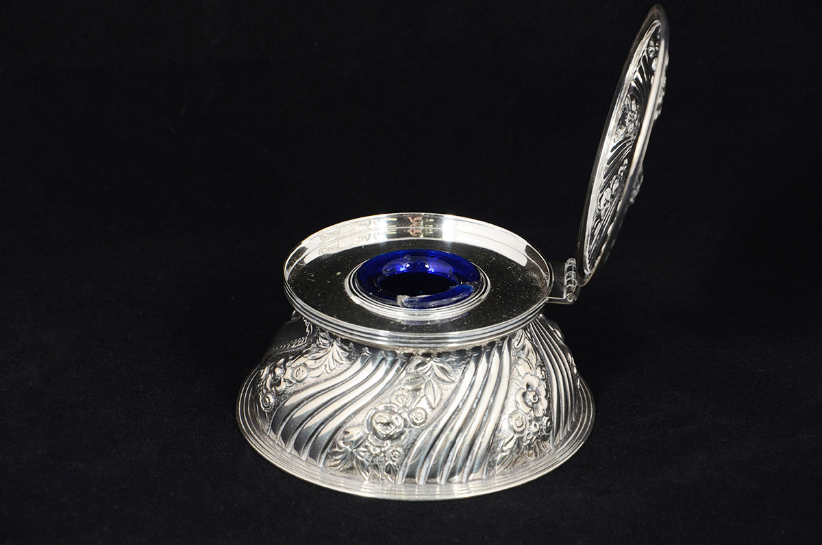 Tinteiro de prata inglesa, parte interna com recipiente de cristal... - foto 2 de 2