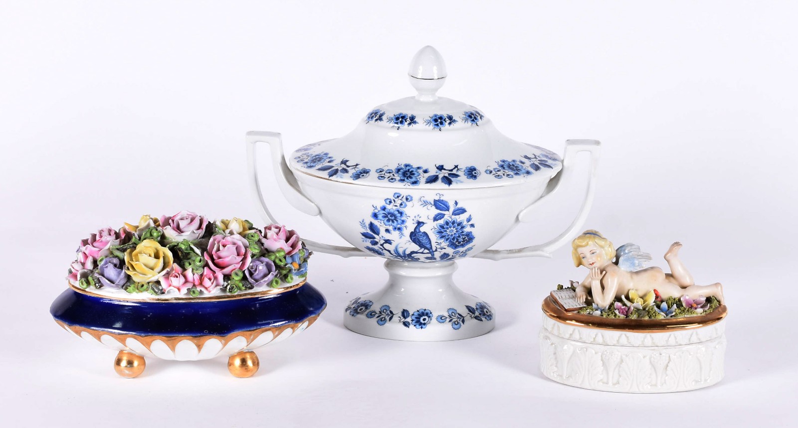 Três peças diversas, sendo sopeira com tampa de porcelana floral... - foto 2 de 8