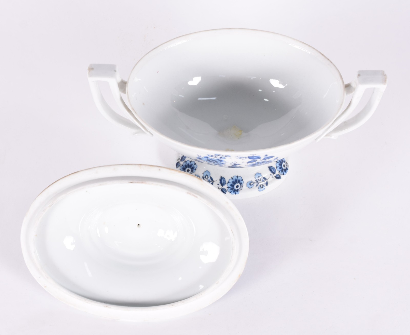 Três peças diversas, sendo sopeira com tampa de porcelana floral... - foto 4 de 8