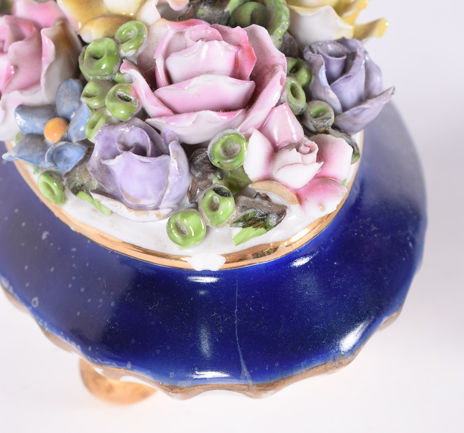 Três peças diversas, sendo sopeira com tampa de porcelana floral... - foto 5 de 8