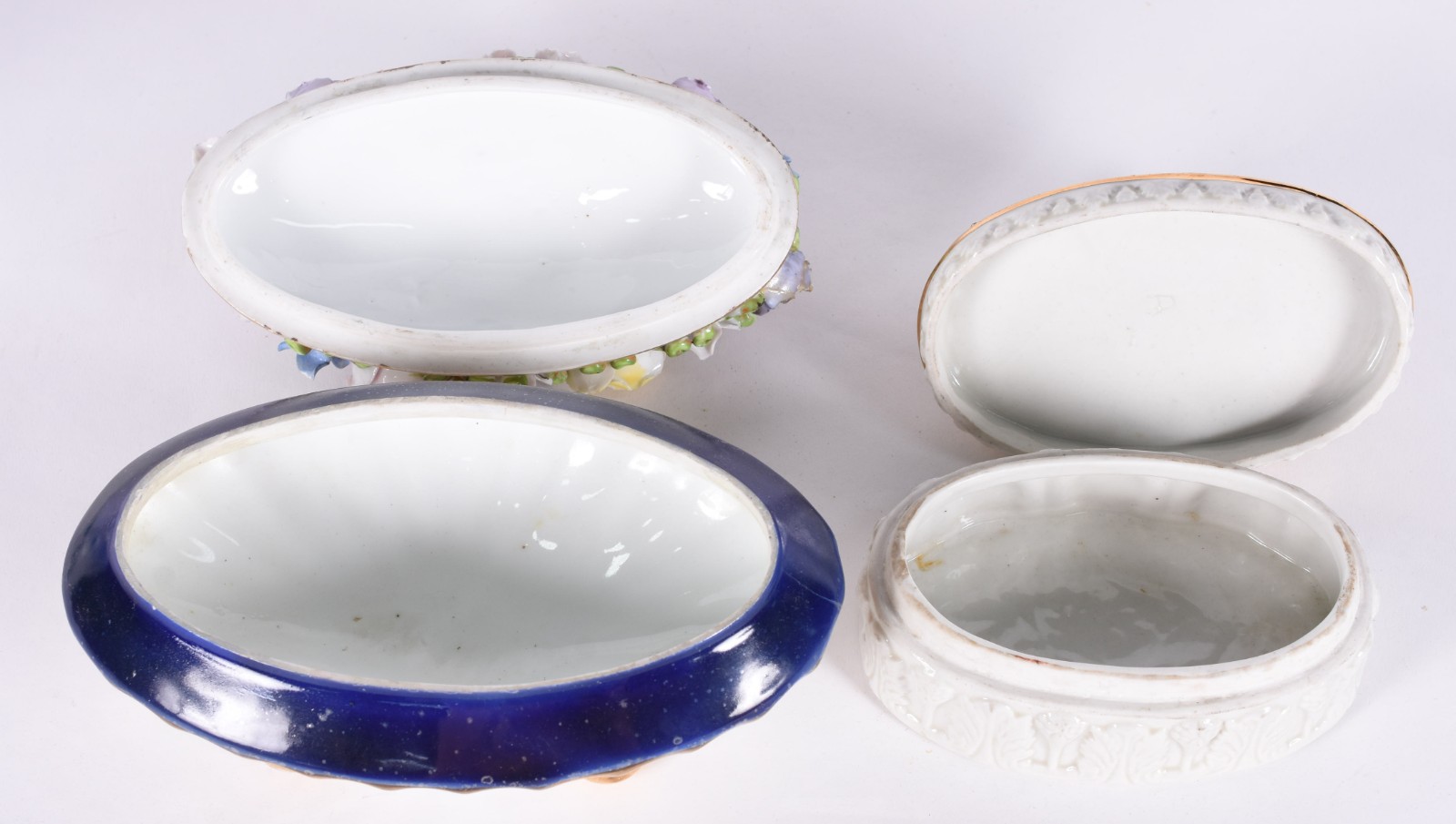 Três peças diversas, sendo sopeira com tampa de porcelana floral... - foto 7 de 8
