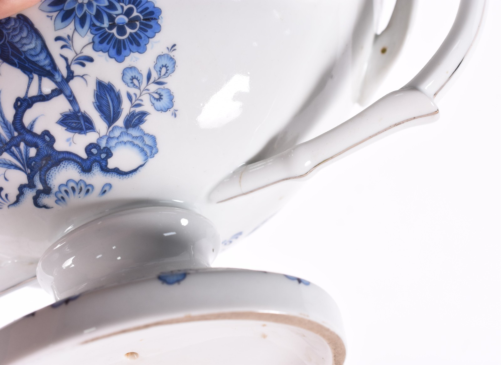 Três peças diversas, sendo sopeira com tampa de porcelana floral... - foto 8 de 8