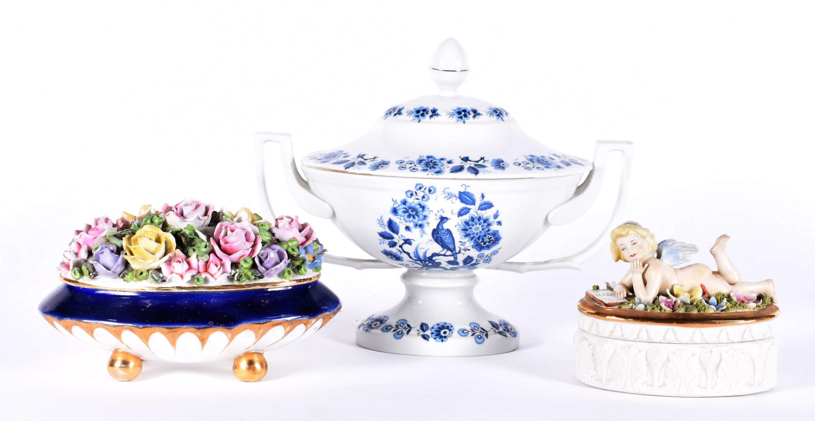 Três peças diversas, sendo sopeira com tampa de porcelana floral... - foto 1 de 8