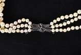 Colar de perolas com 3 voltas, fecho de platina... - Colar de perolas com 3 voltas, fecho de platina com pequenos brilhantes  (Por motivos de segurança a peça não se encontra na loja)