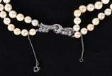 Colar de perolas com 3 voltas, fecho de platina... - Colar de perolas com 3 voltas, fecho de platina com pequenos brilhantes  (Por motivos de segurança a peça não se encontra na loja)