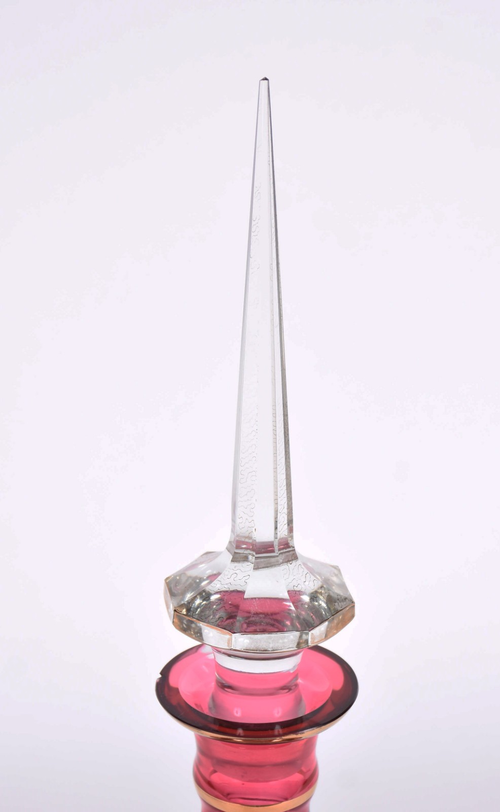 Grande garrafa de cristal rosa lapidado decorada em dourado, borda... - foto 3 de 5