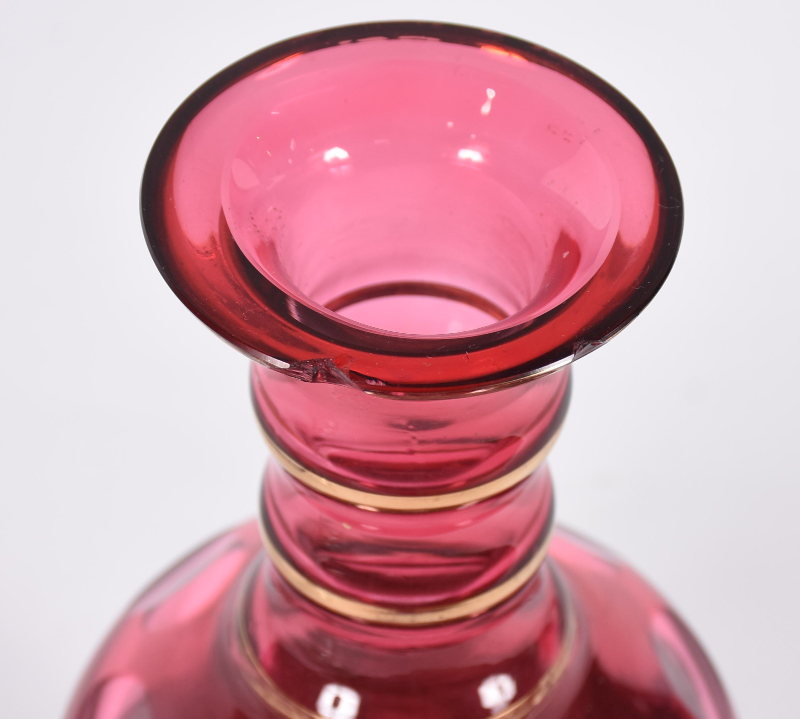 Grande garrafa de cristal rosa lapidado decorada em dourado, borda... - foto 4 de 5