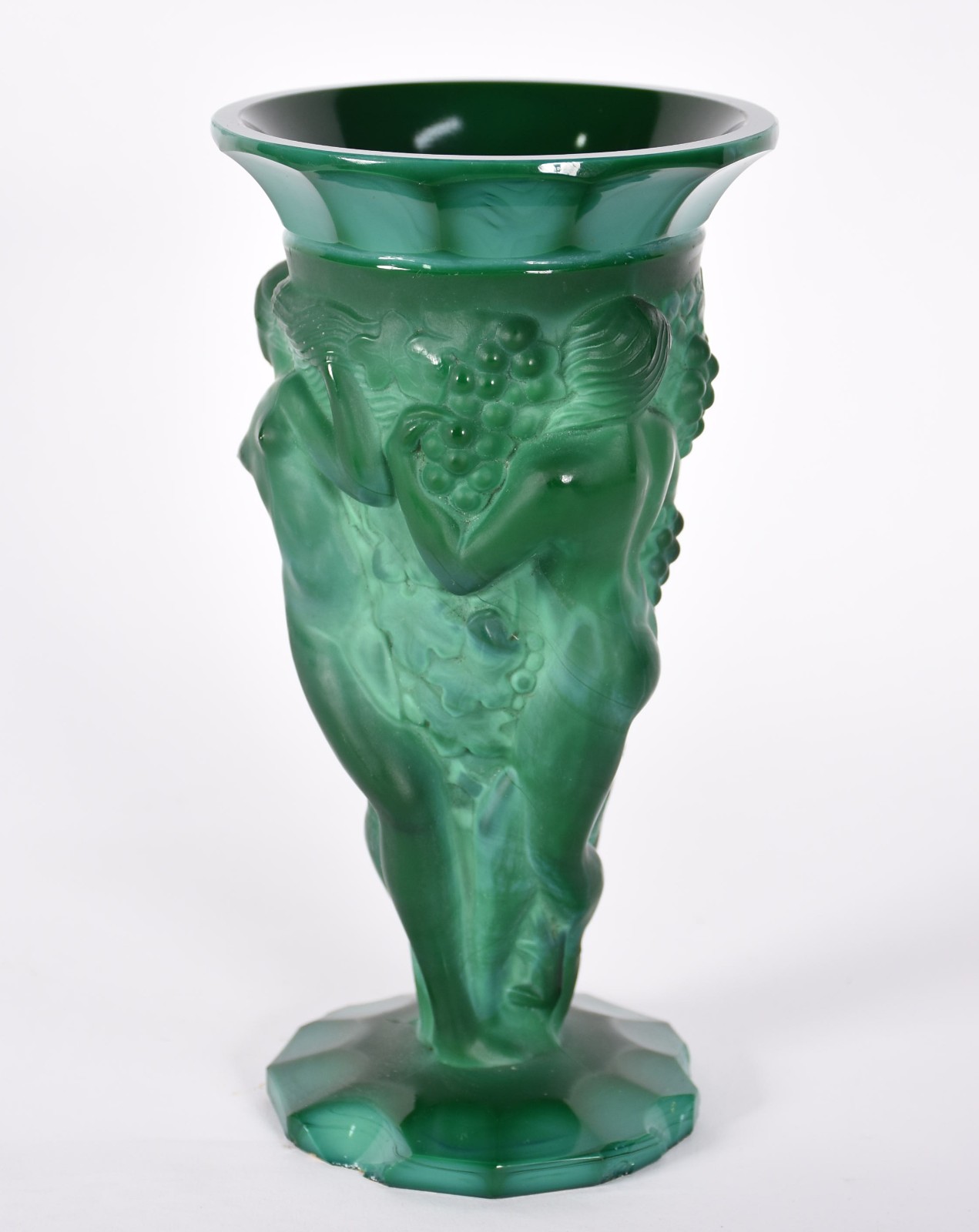 Duas peças, sendo vaso com ninfas em relevo; pratinho. - foto 4 de 7