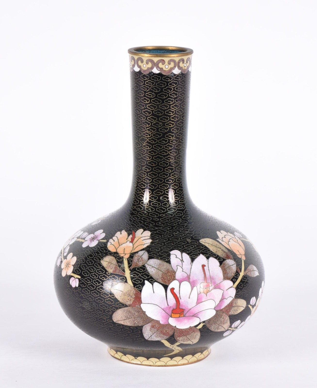 Vaso de cloisonné, fundo preto com flores em policromia. - foto 1 de 3