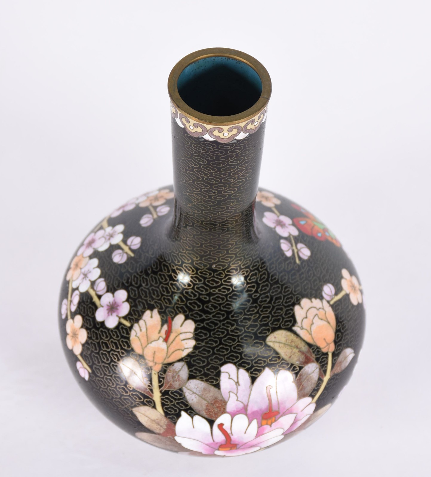 Vaso de cloisonné, fundo preto com flores em policromia. - foto 2 de 3