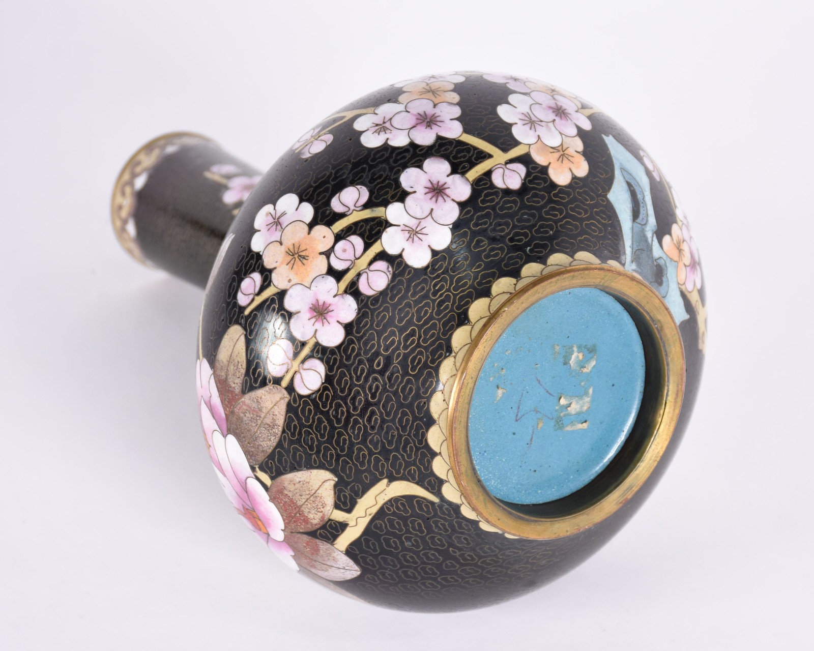 Vaso de cloisonné, fundo preto com flores em policromia. - foto 3 de 3