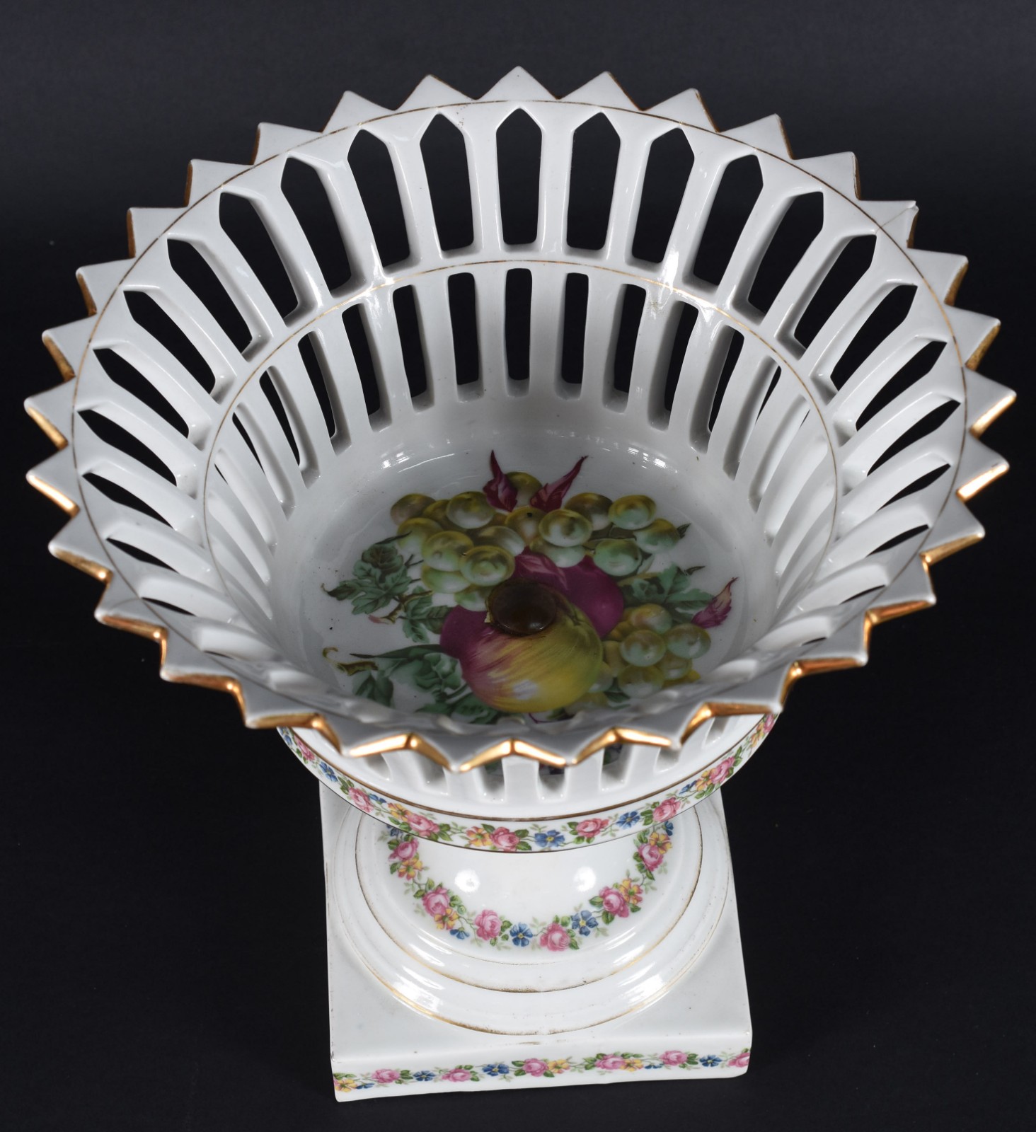 Fruteira de porcelana com vazados. - foto 1 de 5