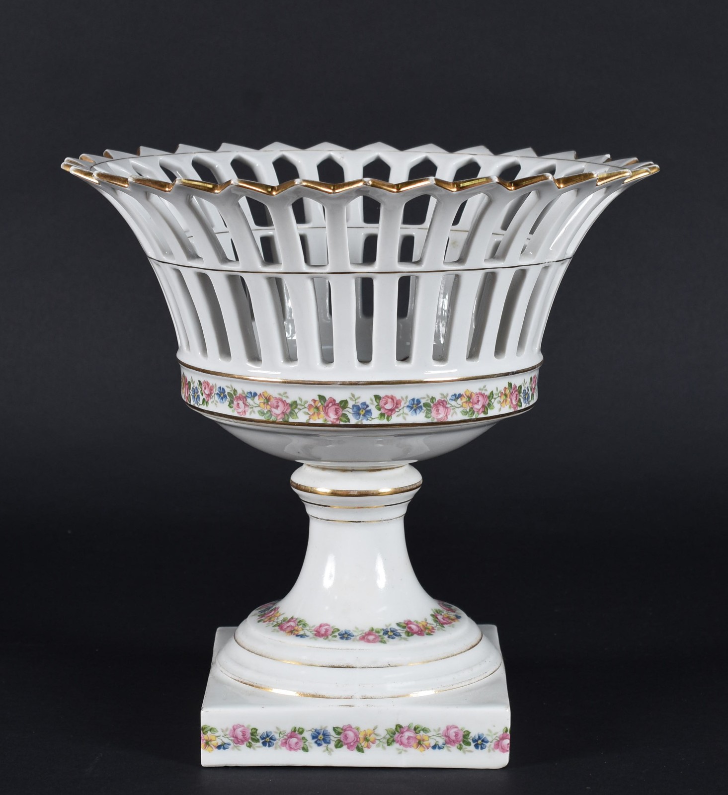 Fruteira de porcelana com vazados. - foto 2 de 5