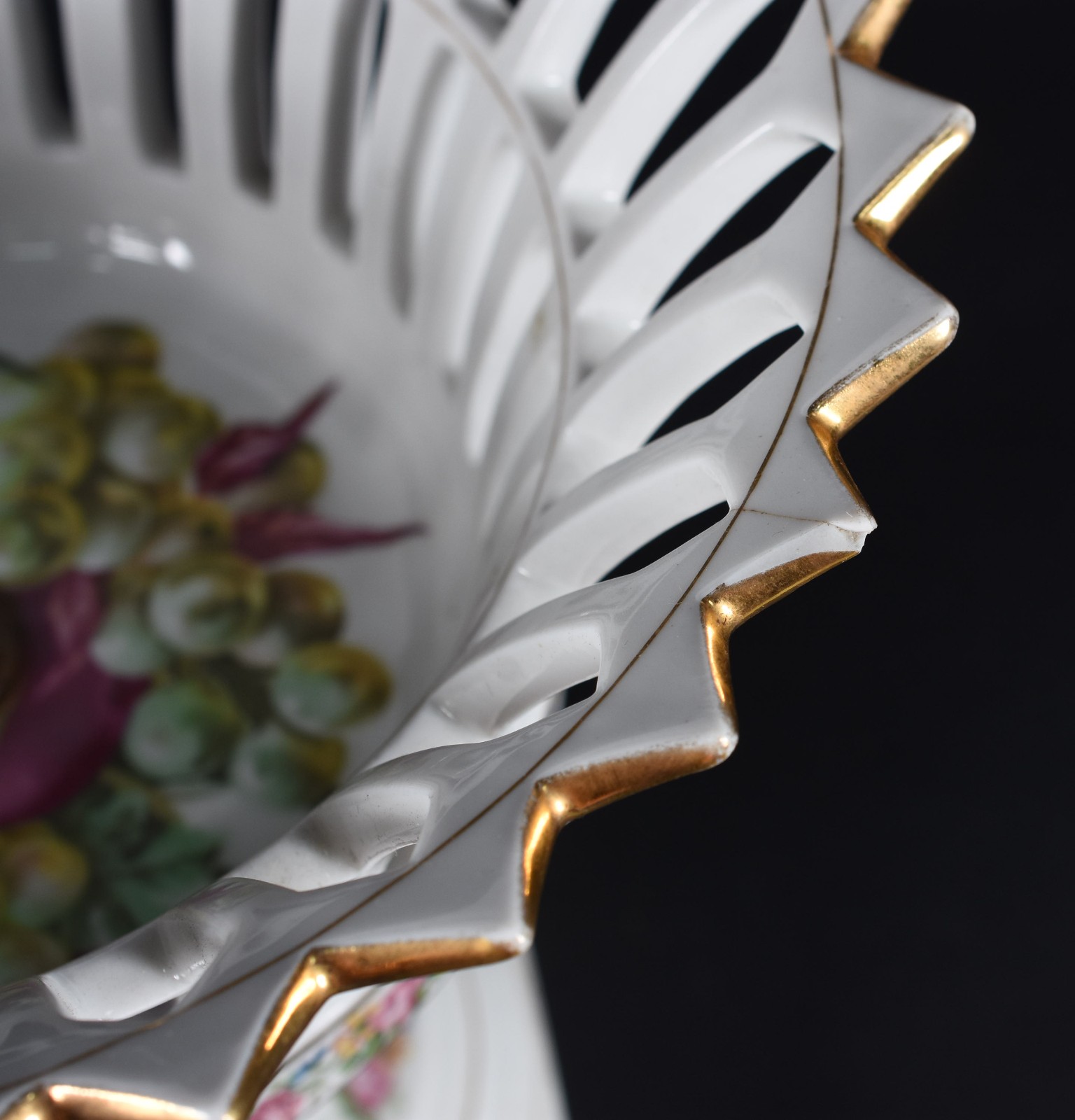 Fruteira de porcelana com vazados. - foto 5 de 5
