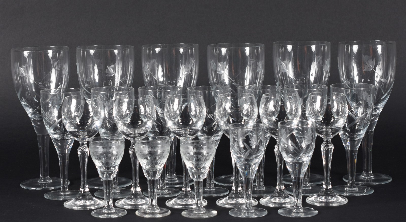 Diversas taças de cristal em variados modelos, sendo: 6 para vinho... - foto 1 de 4