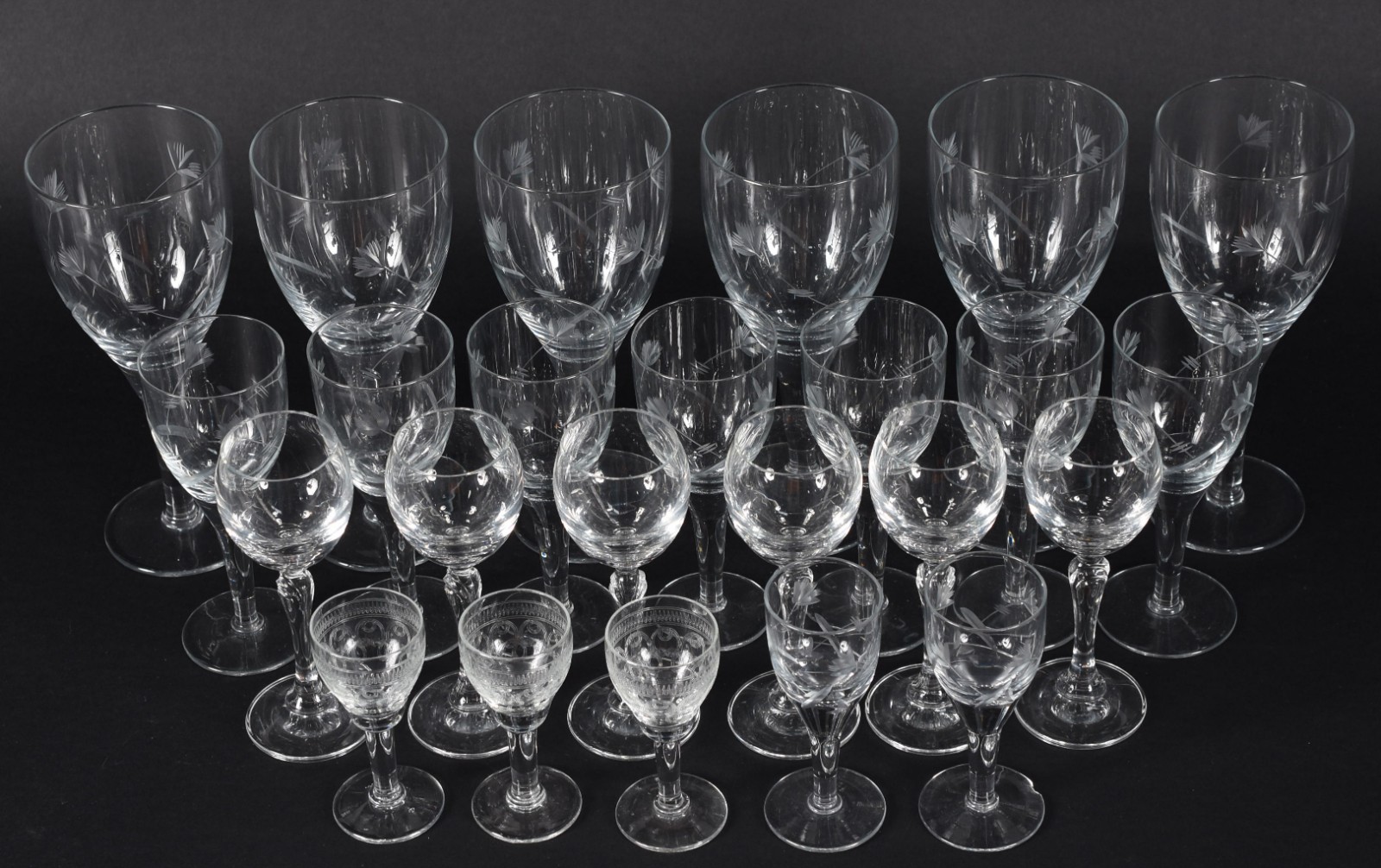 Diversas taças de cristal em variados modelos, sendo: 6 para vinho... - foto 2 de 4