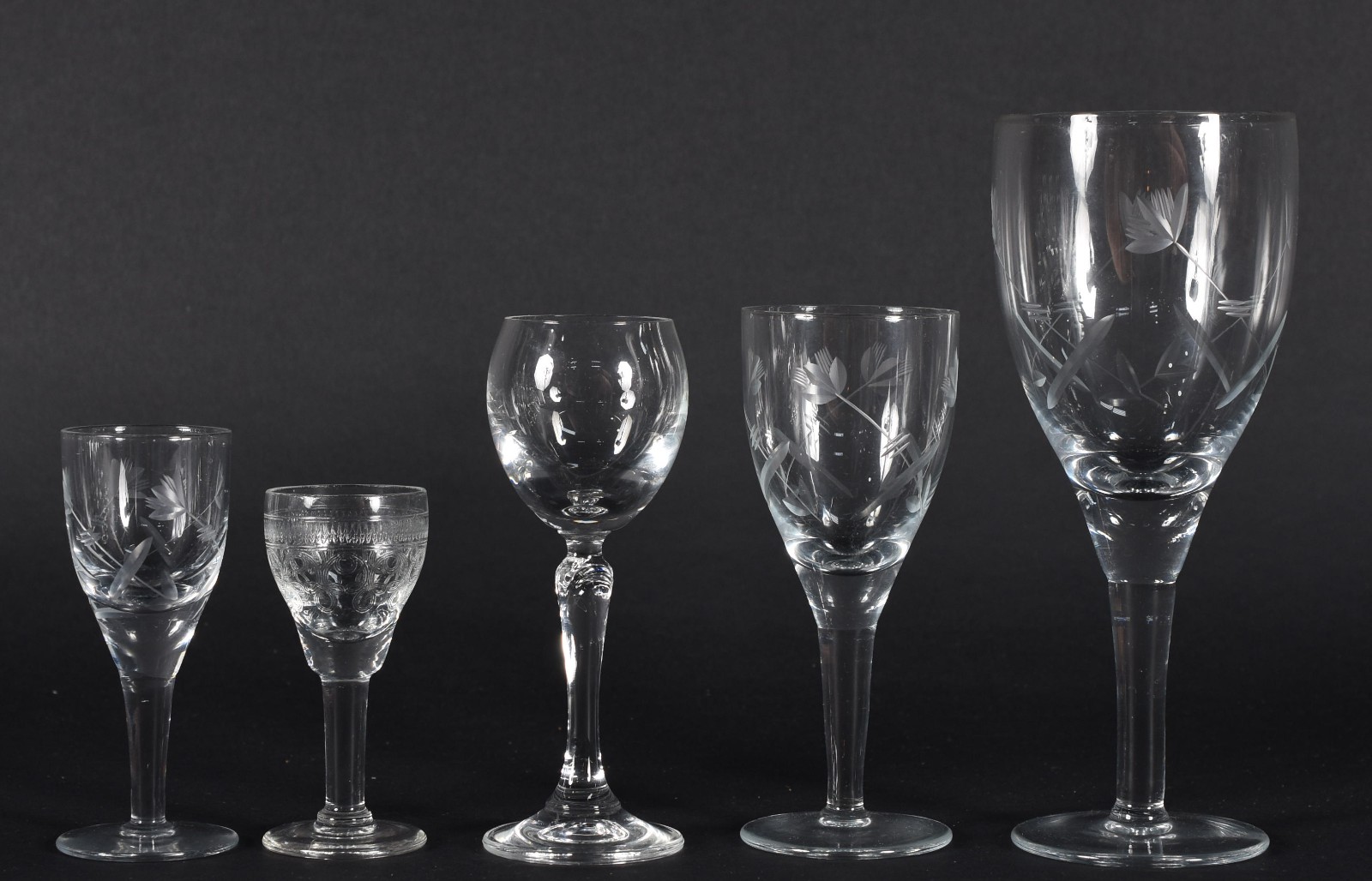 Diversas taças de cristal em variados modelos, sendo: 6 para vinho... - foto 3 de 4