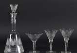 Serviço de taças de cristal lapidado composto d... - Serviço de taças de cristal lapidado composto de: <br>9 para champagne, <br>22 para vinho e licoreira. <br>Total 32 peças.