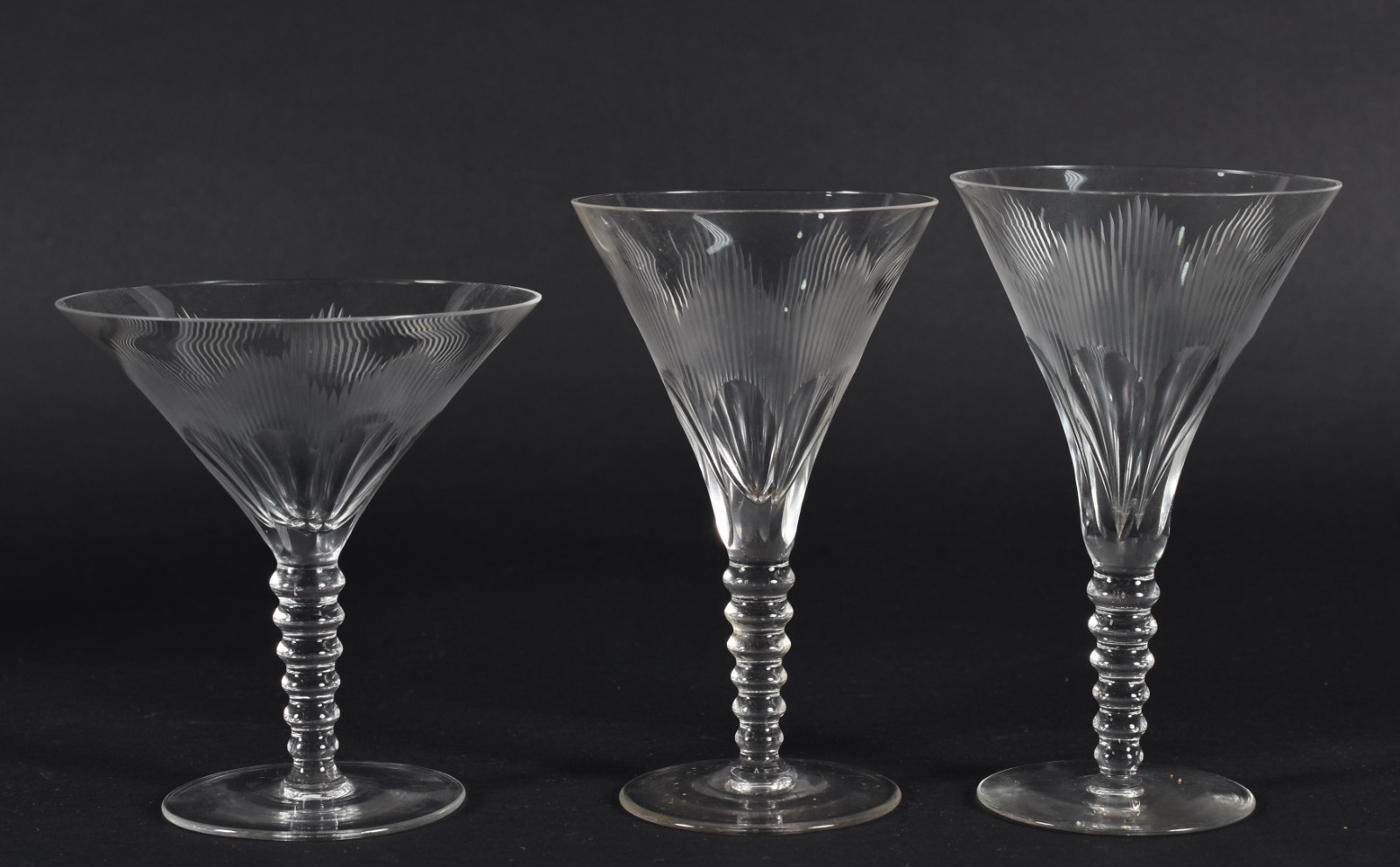 Serviço de taças de cristal lapidado composto de: 9 para champagne... - foto 3 de 4