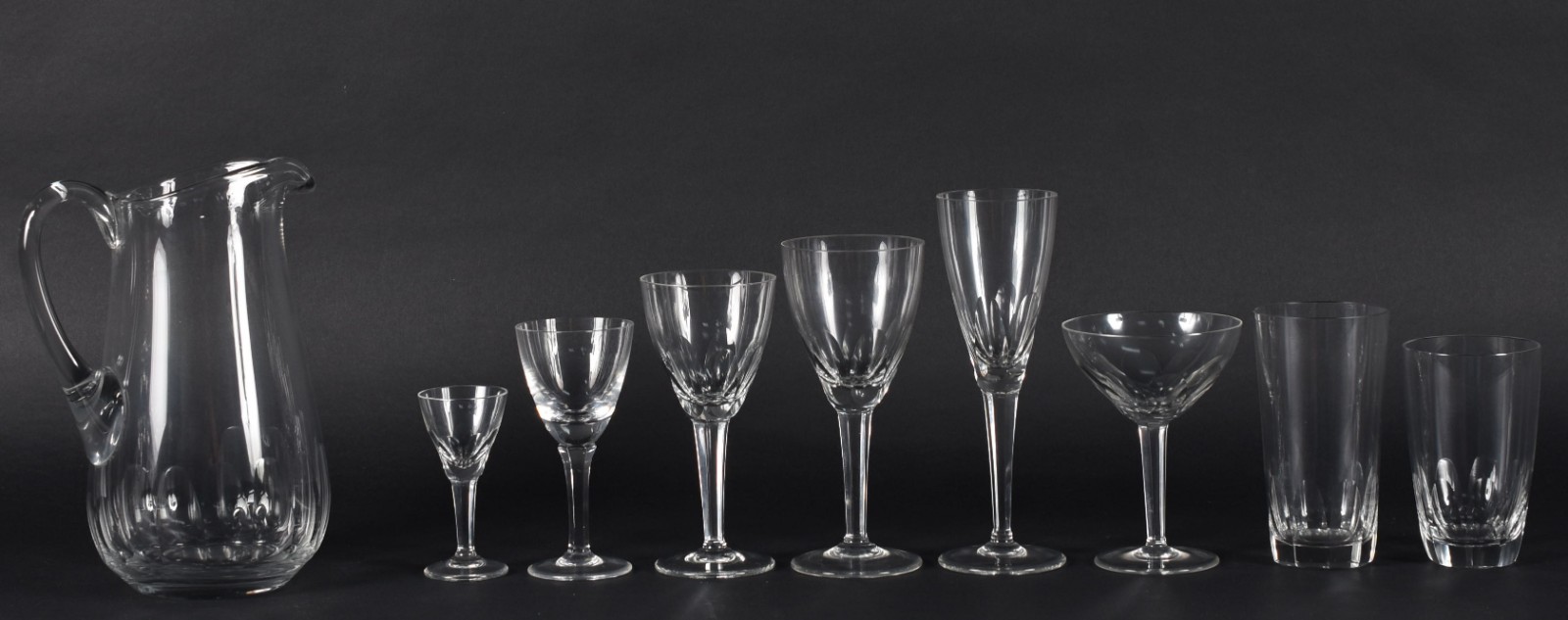 Serviço de cristal facetado composto de: 12 cálices para licor, 11... - foto 1 de 3