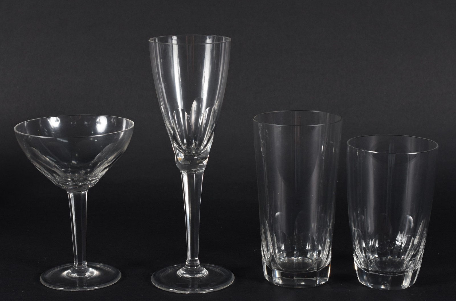 Serviço de cristal facetado composto de: 12 cálices para licor, 11... - foto 3 de 3
