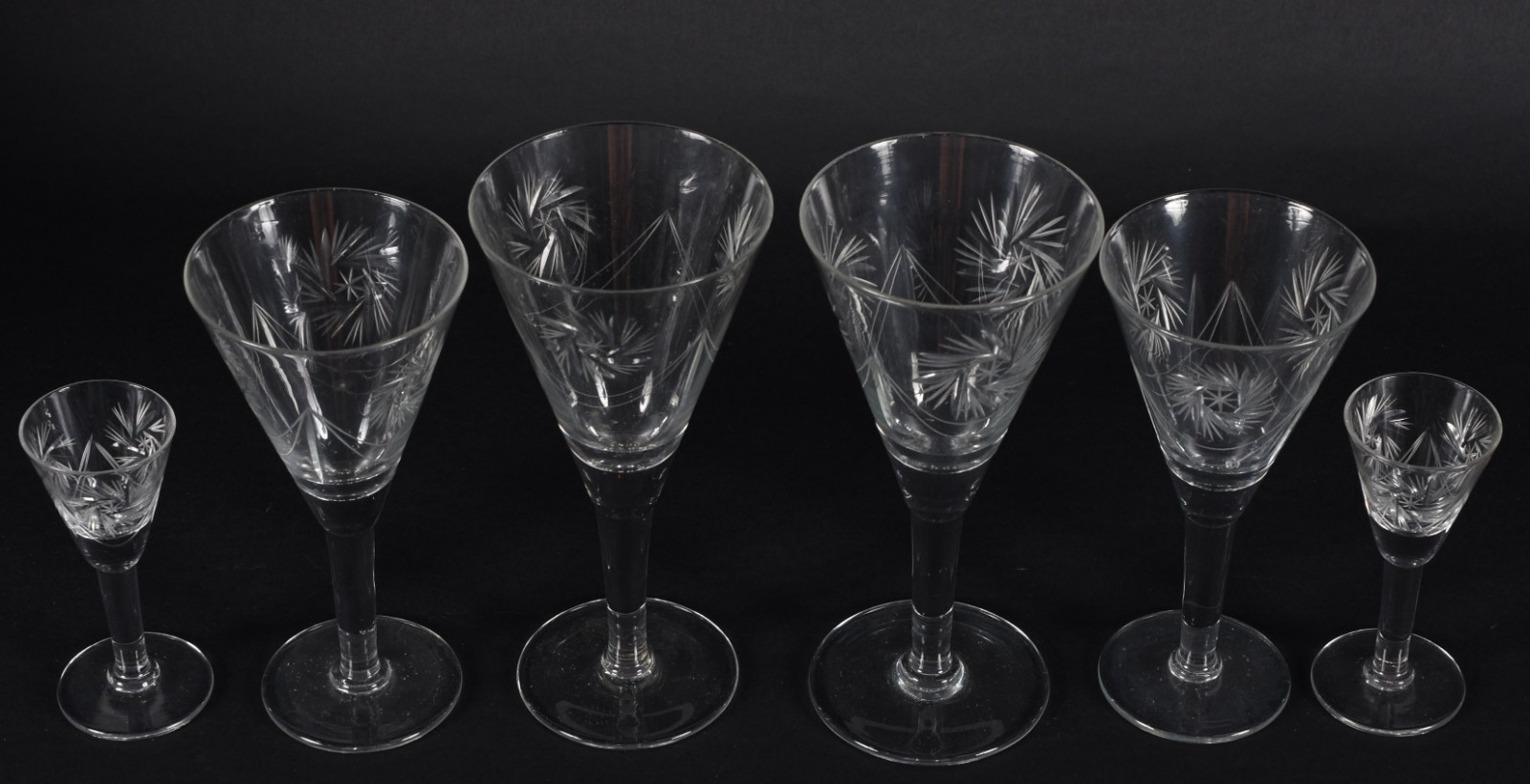 Serviço de cristal lapidado composto de: 12 cálices para vinho tinto... - foto 1 de 3