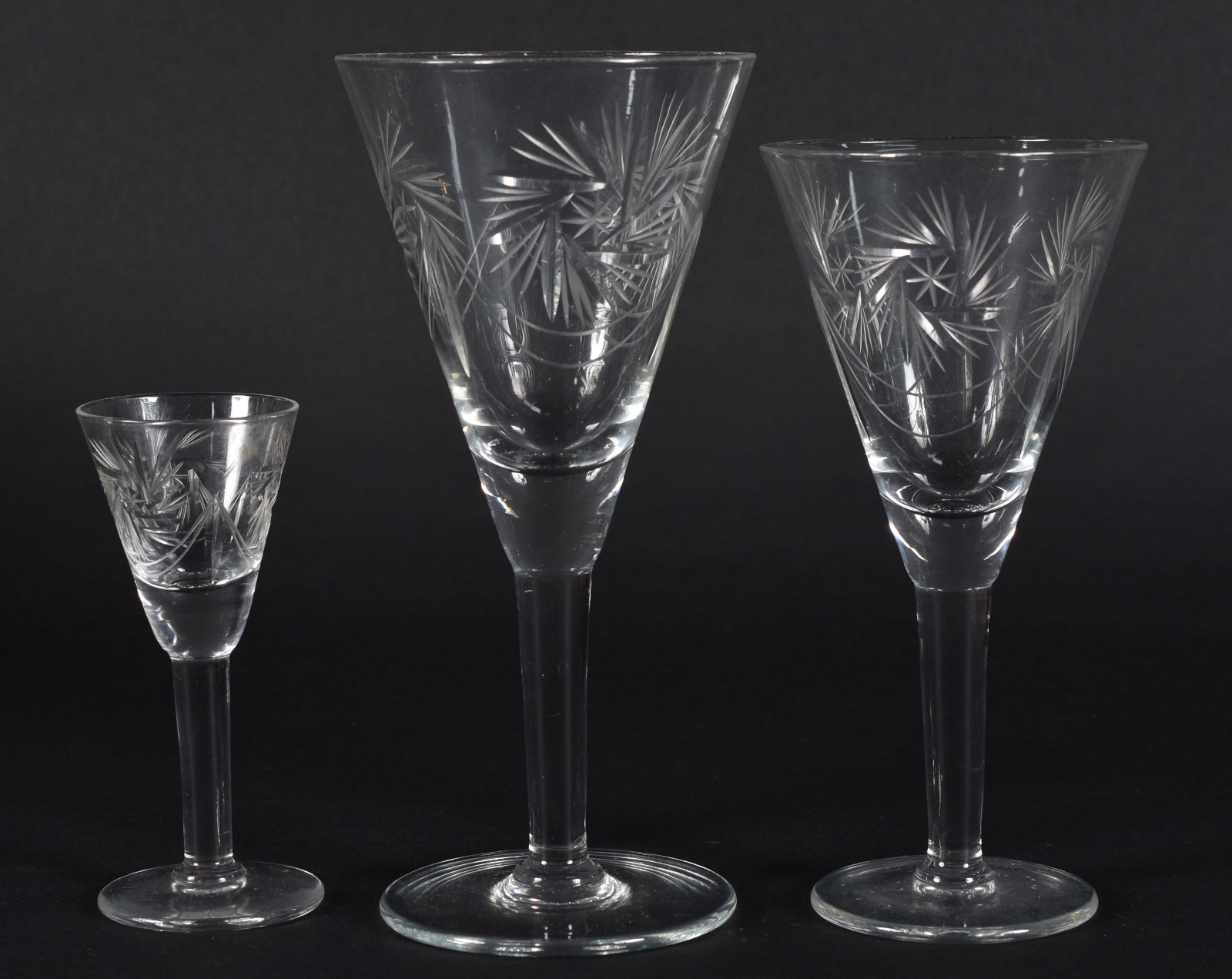 Serviço de cristal lapidado composto de: 12 cálices para vinho tinto... - foto 2 de 3