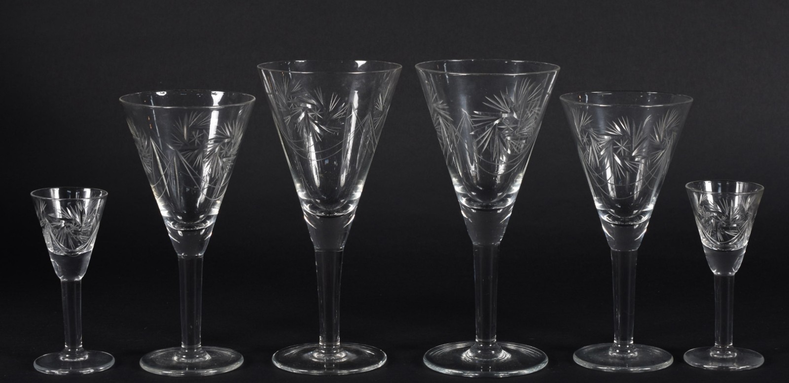 Serviço de cristal lapidado composto de: 12 cálices para vinho tinto... - foto 3 de 3