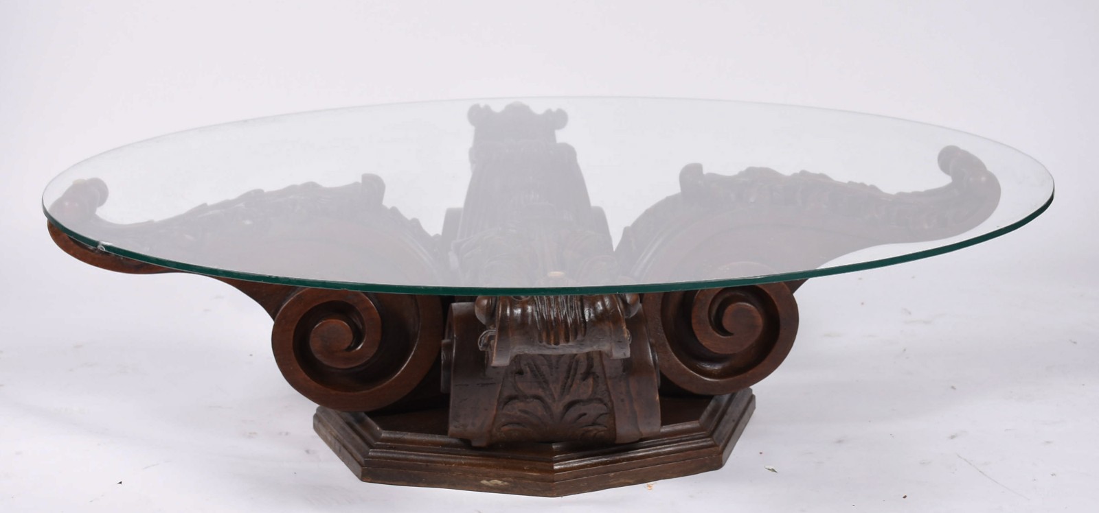 Mesa de centro com base de cerejeira entalhada, tampo de vidro feitio... - foto 1 de 5