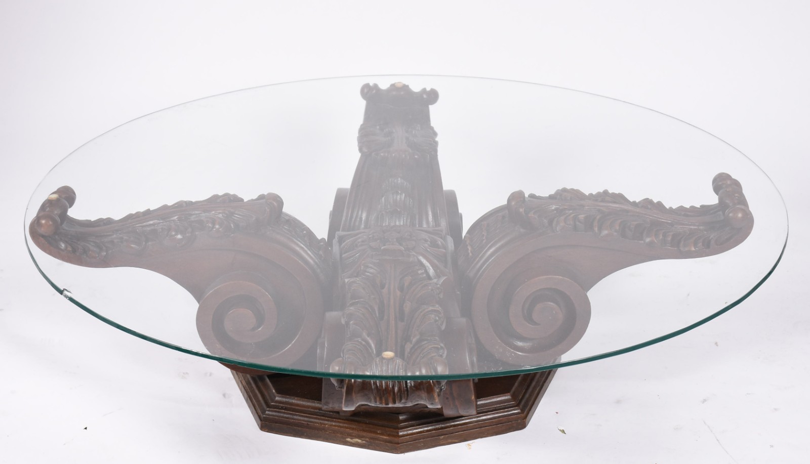 Mesa de centro com base de cerejeira entalhada, tampo de vidro feitio... - foto 2 de 5
