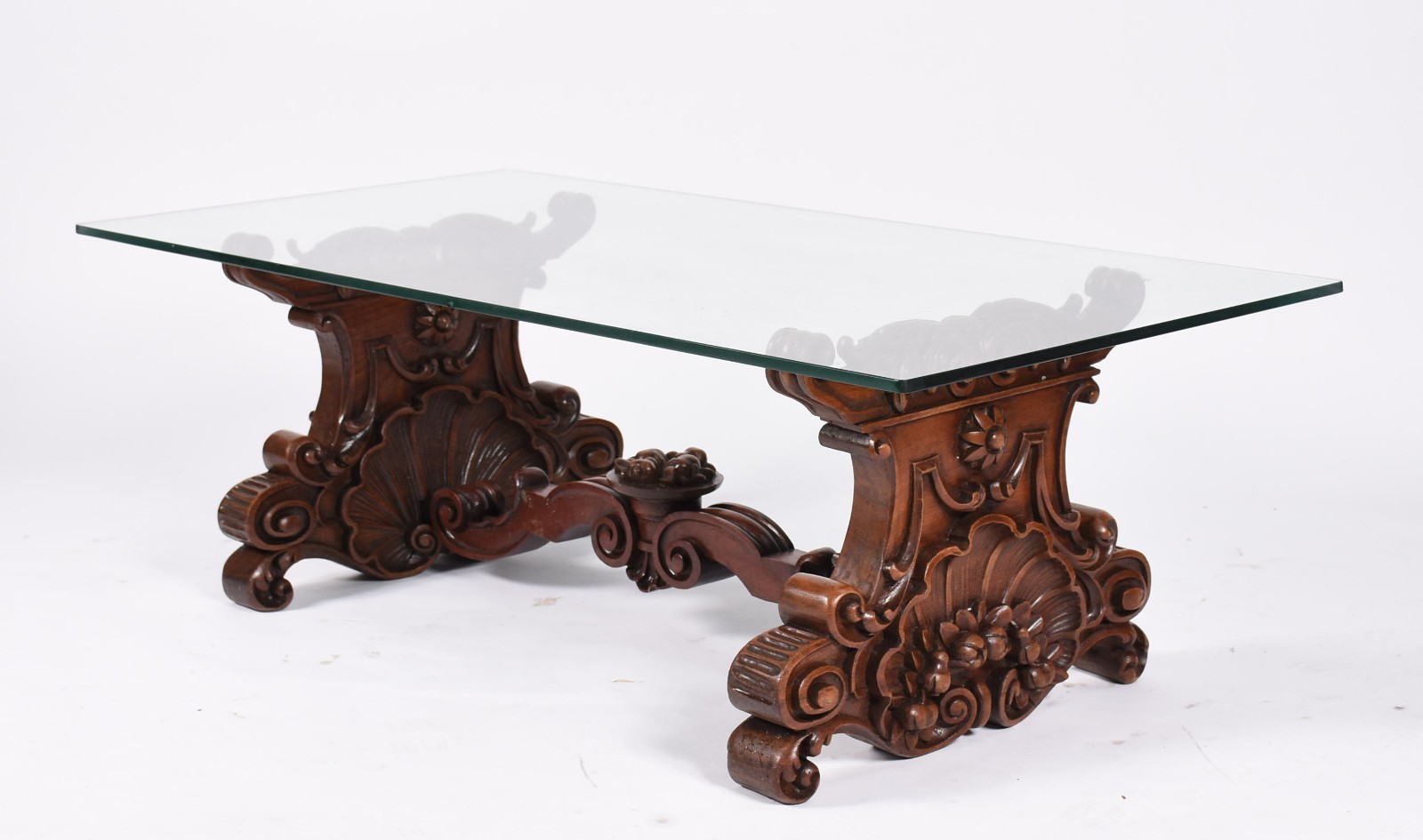 Mesa de centro com base de madeira nobre entalhada, tampo de vidro... - foto 1 de 4