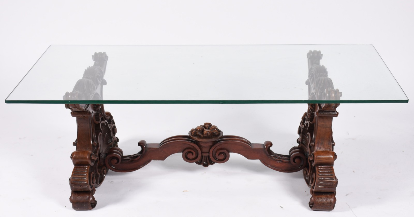 Mesa de centro com base de madeira nobre entalhada, tampo de vidro... - foto 3 de 4