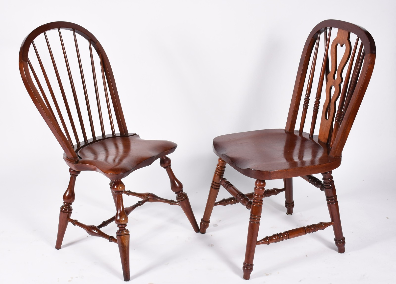 Duas cadeiras de madeira nobre, estilo "country americano", pernas... - foto 1 de 6